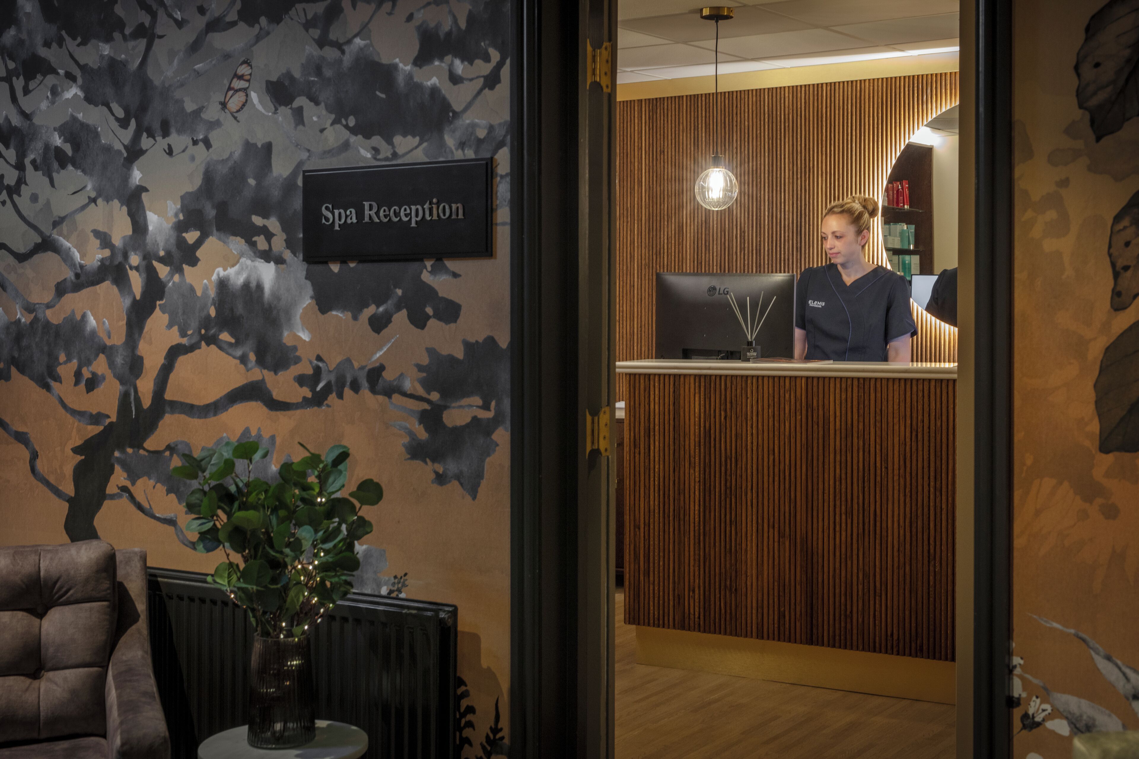 hot tub, body treatments, aromatherapy, hot stone massages, body wraps