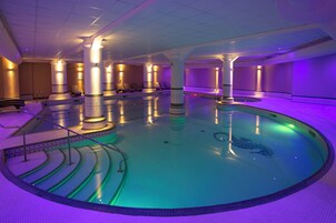 Εσωτερική πισίνα, ξαπλώστρες