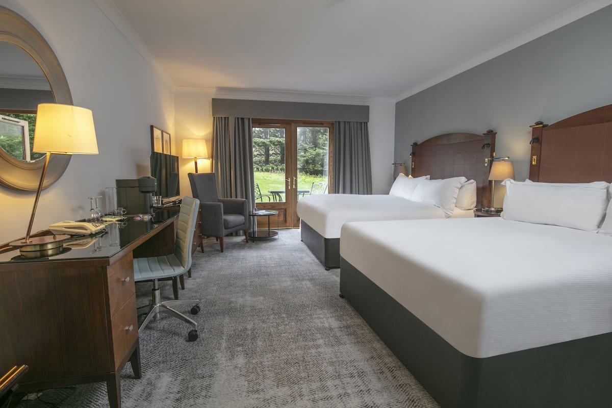 ملاءات للفراش لا تسبب الحساسية وخزنة داخل الغرفة ومكتب