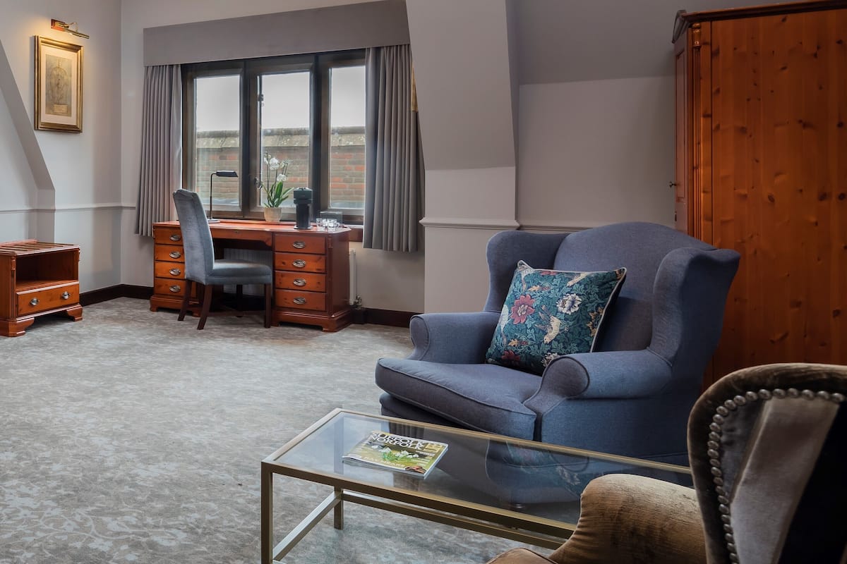 four poster room | 1 bedroom, hypo-allergenic bedding, in-room safe, desk