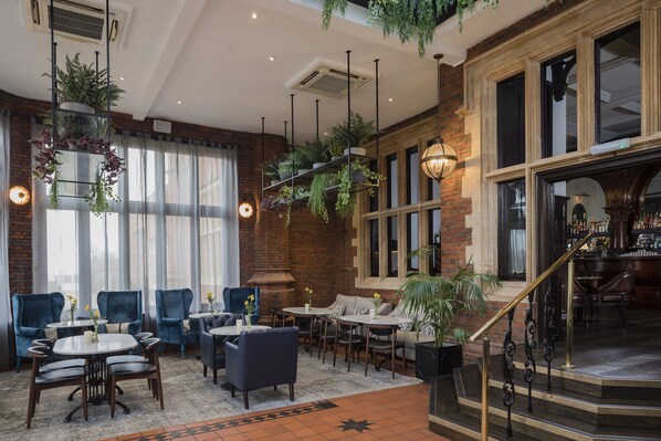 2 bars/lounges, sports bar