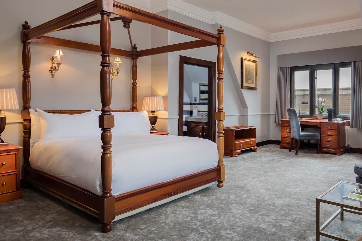 four poster room | 1 bedroom, hypo-allergenic bedding, in-room safe, desk