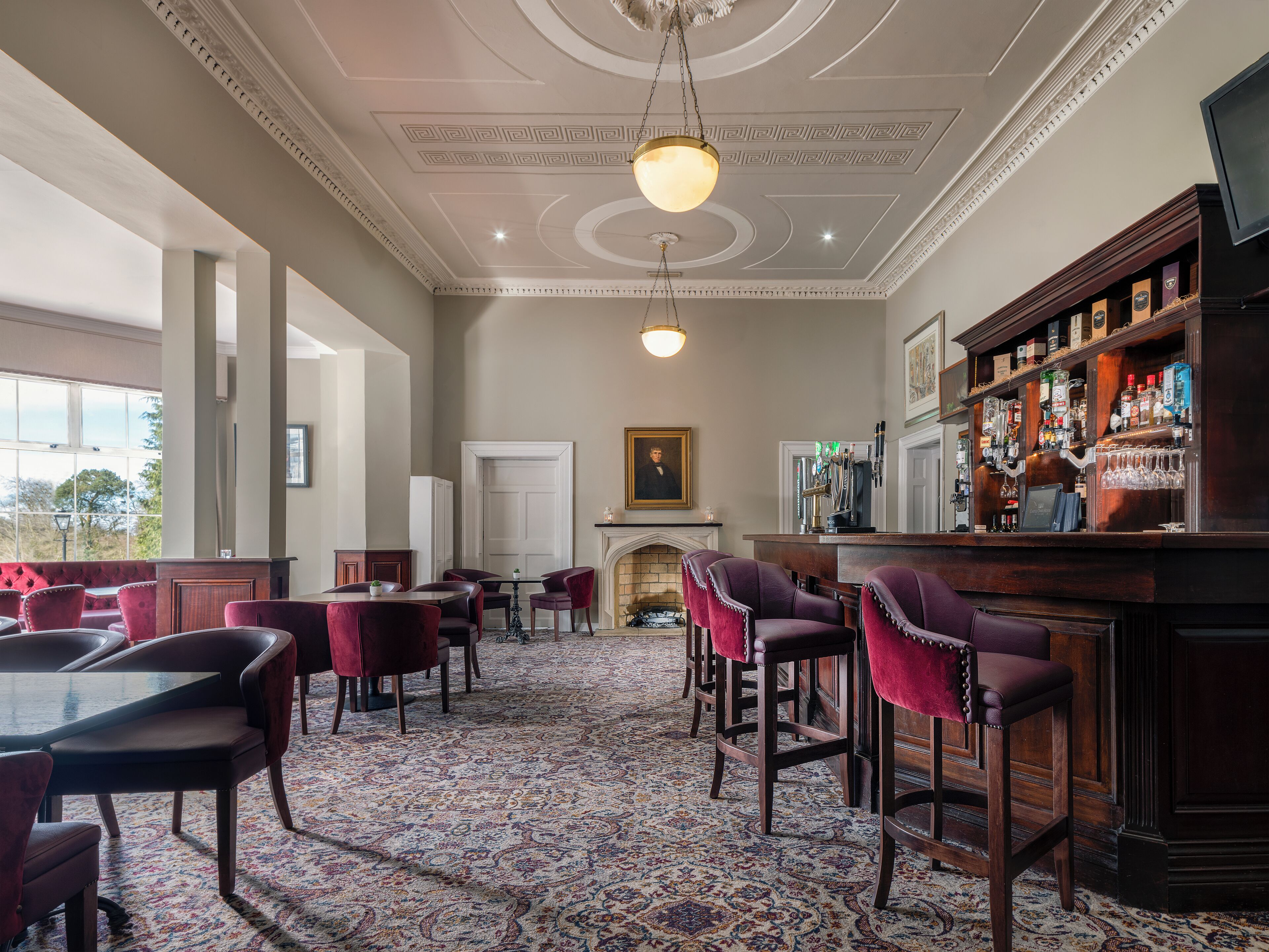 2 bars/lounges, gastropub, gastropub