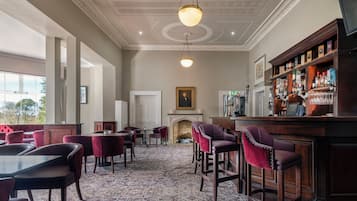 2 bars/lounges, gastropub, gastropub