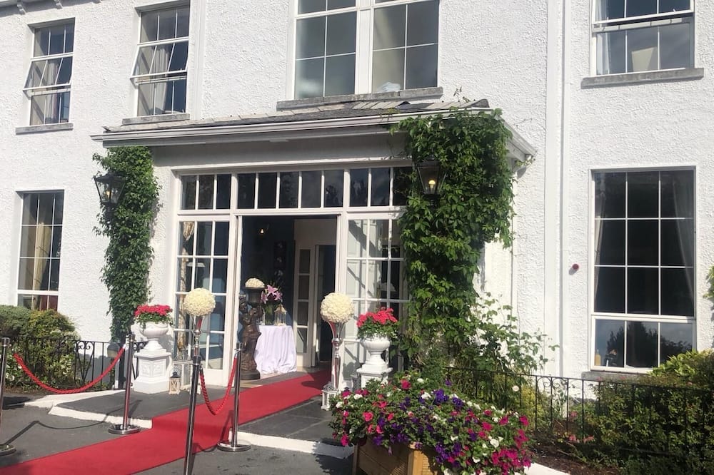 Castle Oaks House Hotel