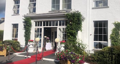 Castle Oaks House Hotel