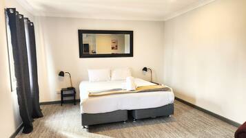 Executive Room, 1 Queen Bed, Non Smoking | Desk, iron/ironing board, free WiFi, bed sheets
