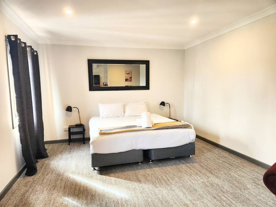 Executive Room, 1 Queen Bed, Non Smoking | Desk, iron/ironing board, free WiFi, bed sheets
