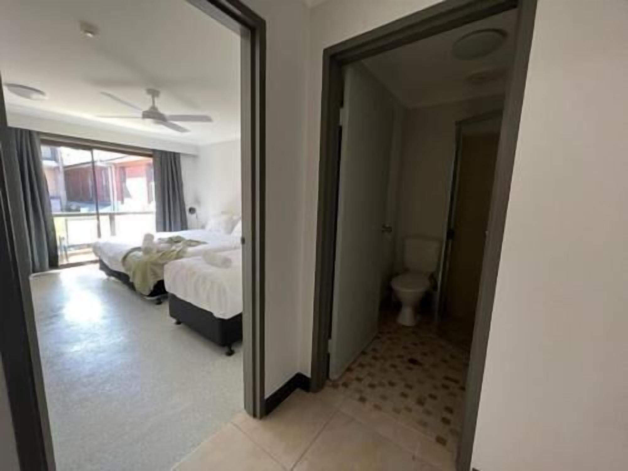 Een bureau, een strijkplank/strijkijzer, gratis wifi, beddengoed