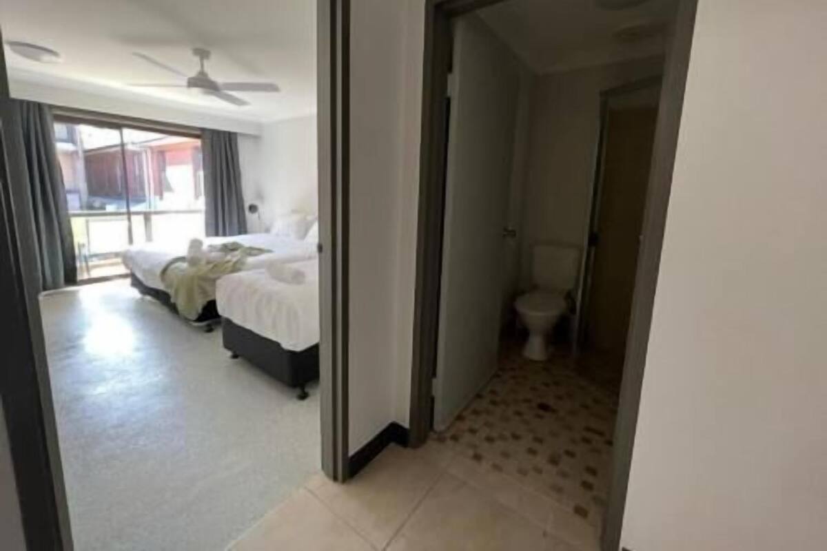 Een bureau, een strijkplank/strijkijzer, gratis wifi, beddengoed