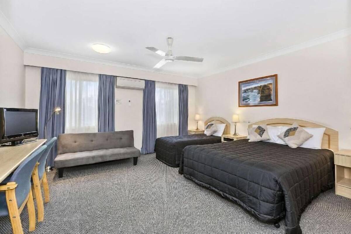 Een bureau, een strijkplank/strijkijzer, gratis wifi, beddengoed