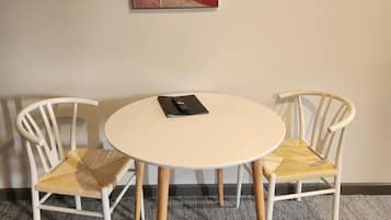 Executive Room, 1 Queen Bed, Non Smoking | Living area | Flat-screen TV