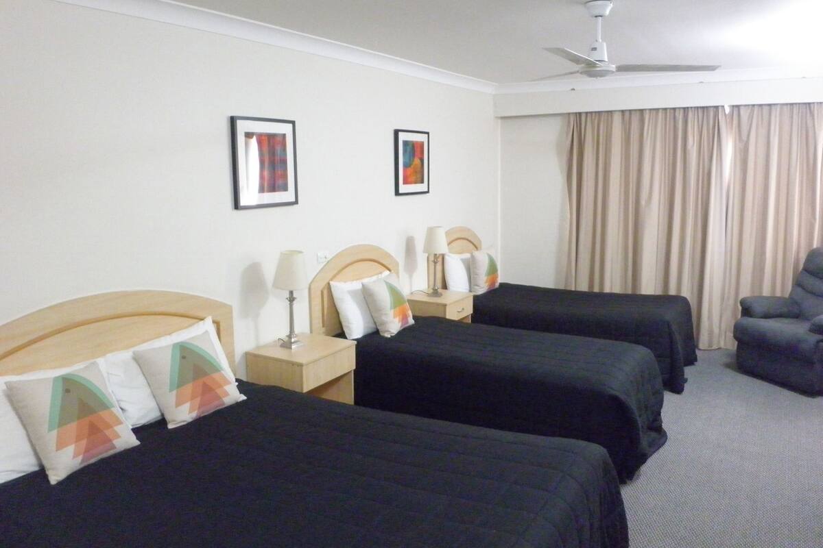 Een bureau, een strijkplank/strijkijzer, gratis wifi, beddengoed