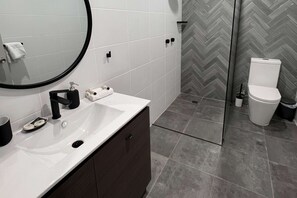 Kamar Eksekutif, 1 Tempat Tidur Queen, Bebas Asap Rokok | Kamar mandi | Shower, perlengkapan mandi gratis, pengering rambut, dan handuk