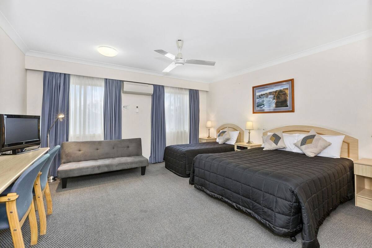 Een bureau, een strijkplank/strijkijzer, gratis wifi, beddengoed