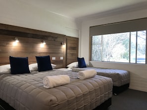 Habitación estándar, varias camas | Cunas o camas infantiles (de pago), wifi gratis, ropa de cama