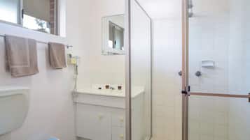 Standard Room | Bathroom | Shower, free toiletries, hair dryer, towels