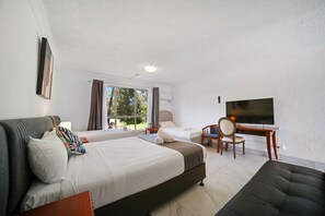 家庭房 (Queen 2 Single Room) | 免费 WiFi、床单