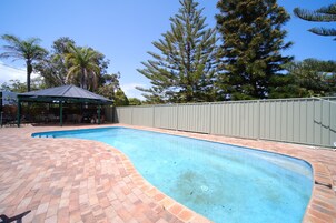 Swim-up bar