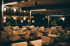 朝食、ランチ、ディナーに営業 (郷土料理、プール ビュー)