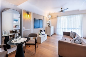 Superior trippelrum | Värdeförvaringsskåp på rummet och mörkläggningsgardiner