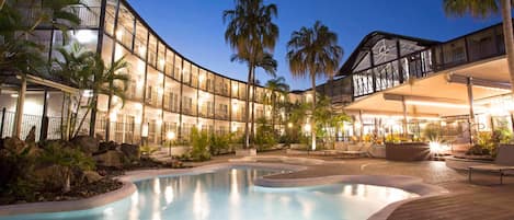 Kolam renang outdoor, dengan kursi berjemur