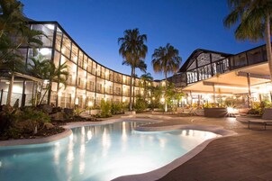 Una piscina al aire libre, sillones reclinables de piscina