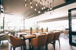 Se sirven desayunos y almuerzos; cocina local; con vista a la piscina