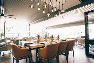 Se sirven desayunos y almuerzos; cocina local; con vista a la piscina
