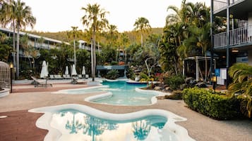 Utendørsbasseng og solsenger