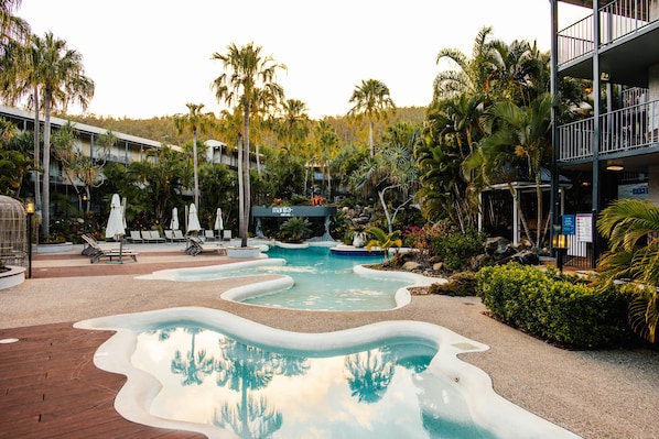 Utomhuspool och solstolar