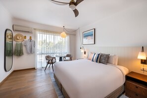 Värdeförvaringsskåp på rummet och mörkläggningsgardiner