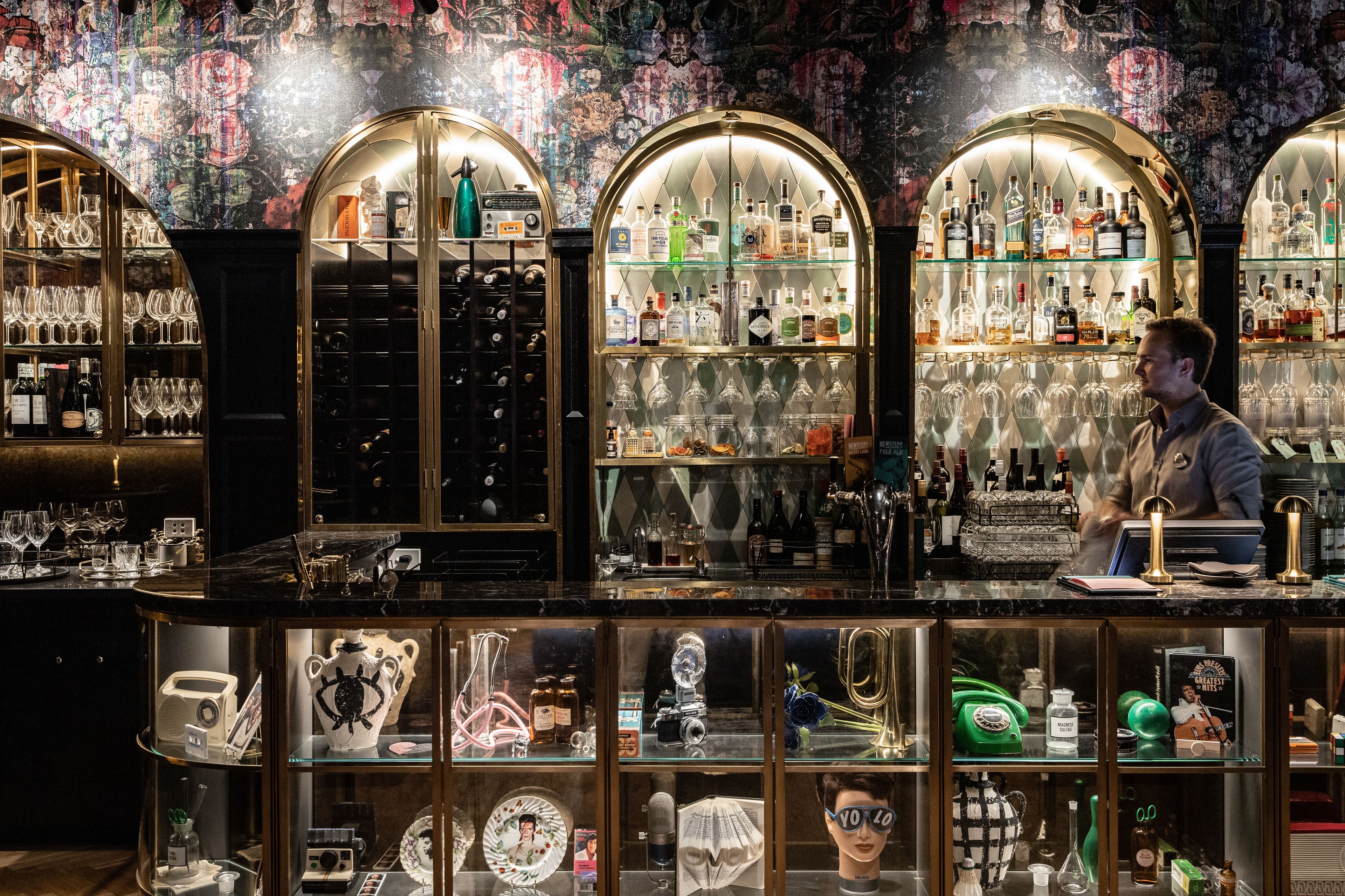 serves breakfast, lunch and dinner