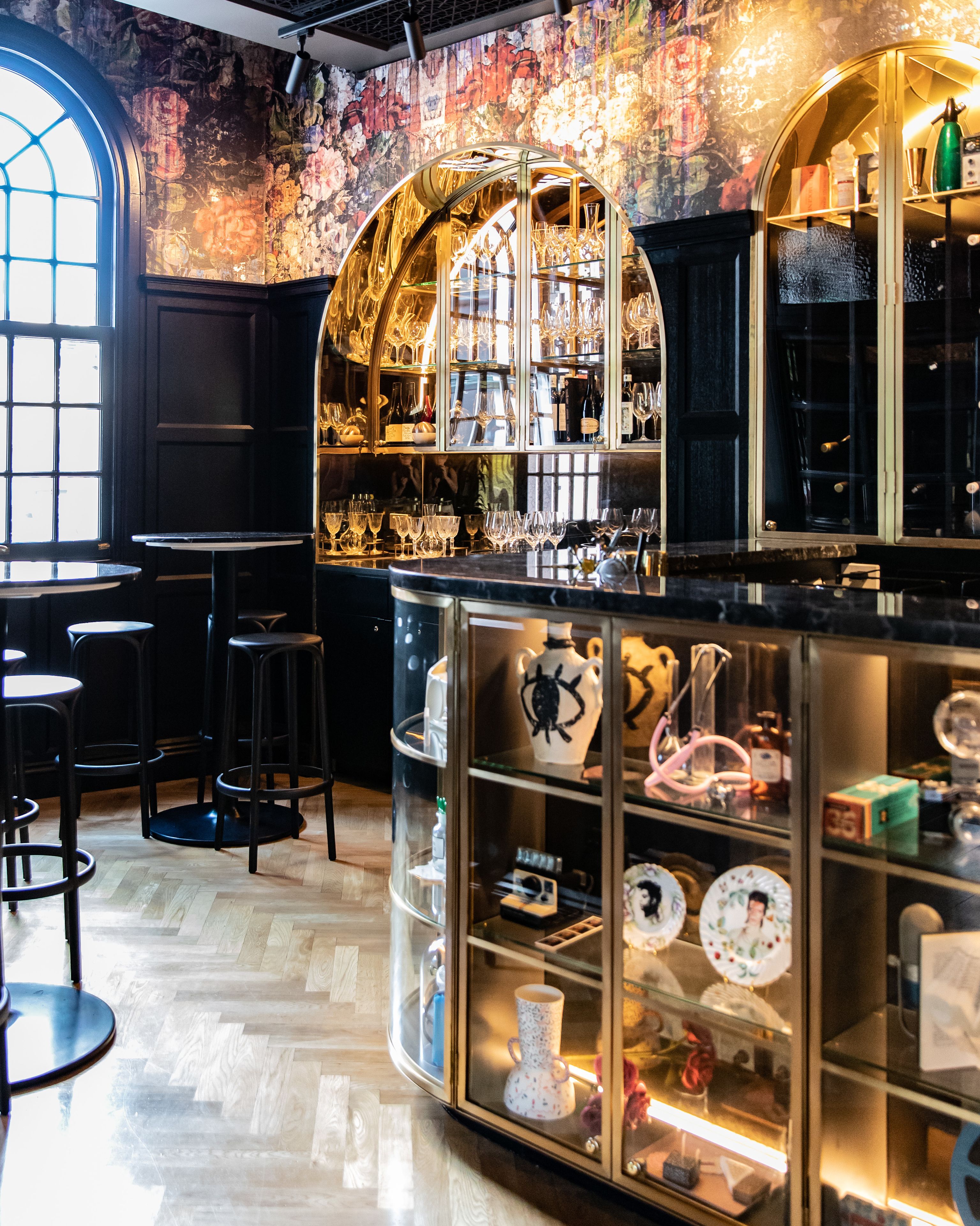 serves breakfast, lunch and dinner