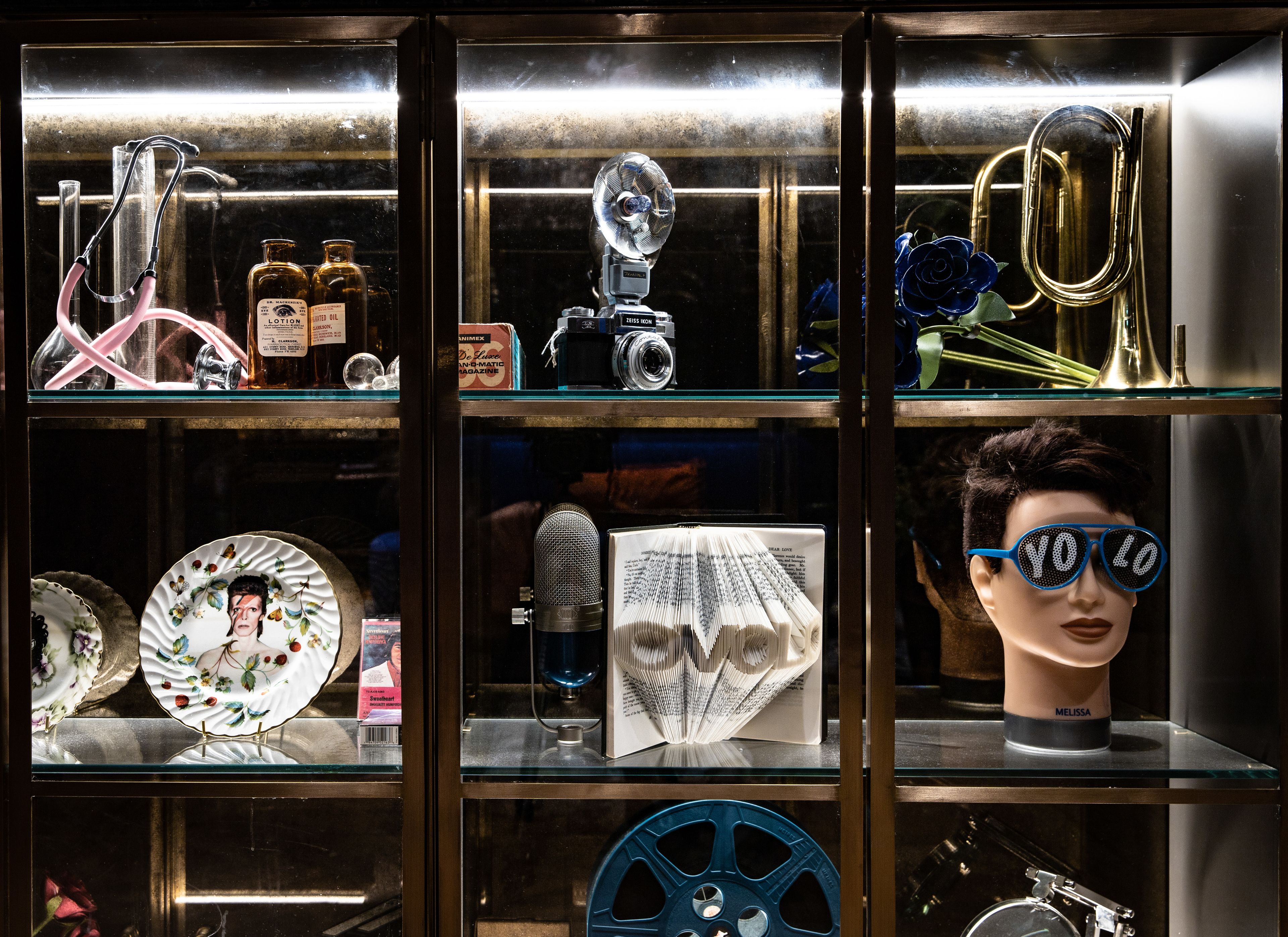 serves breakfast, lunch and dinner