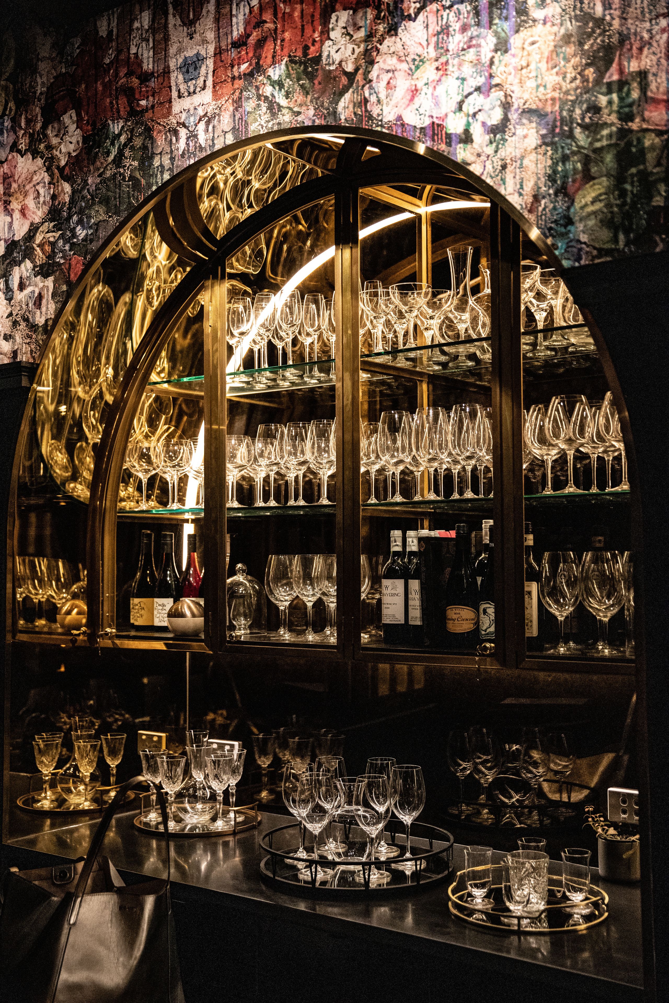 serves breakfast, lunch and dinner