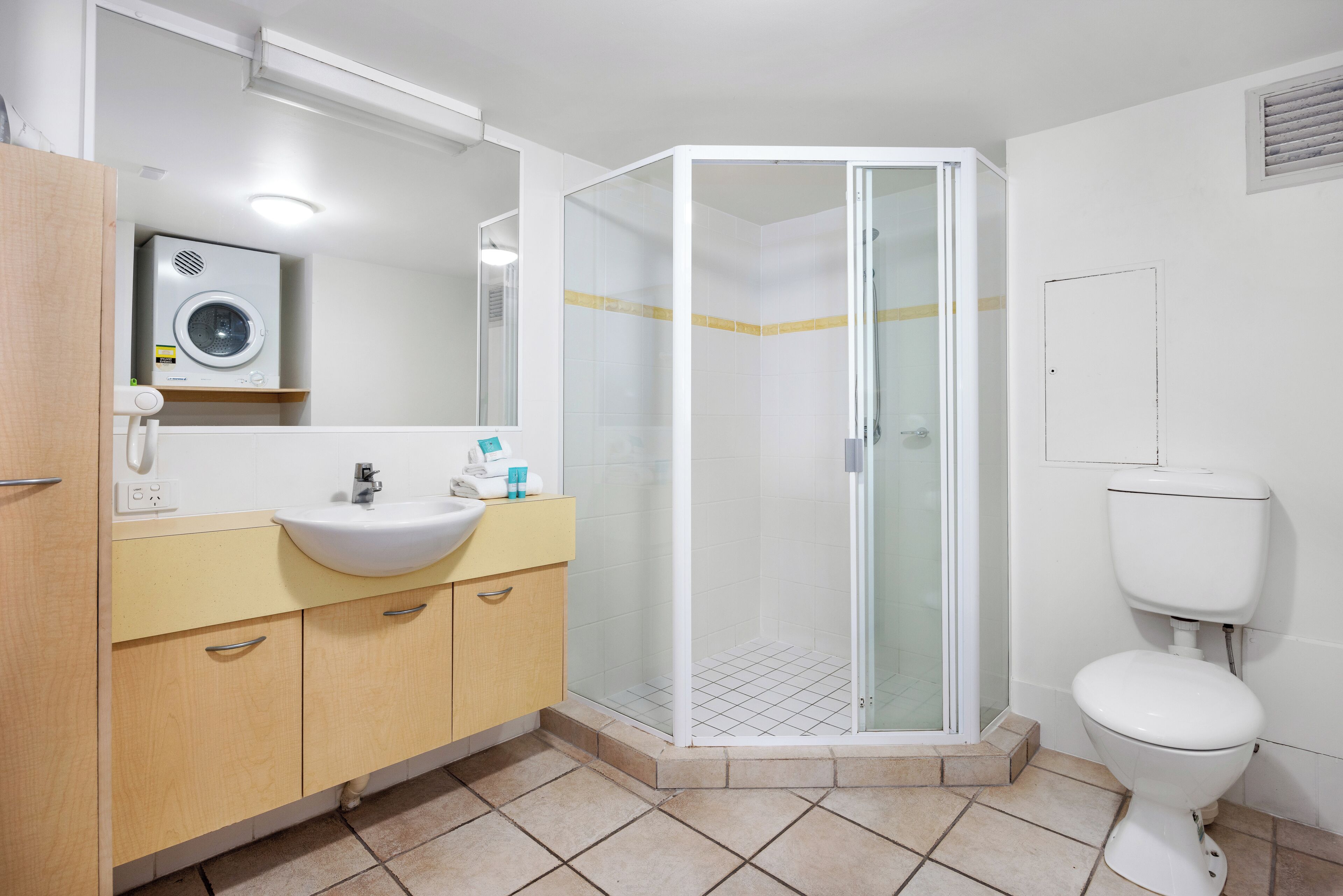 Ein Badezimmer mit Dusche, Waschbecken und Toilette.