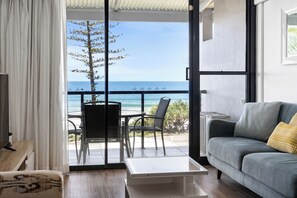 公寓, 1 间卧室, 海洋景观 | 起居区 | 32-英寸纯平电视 （配备有线频道）、电视