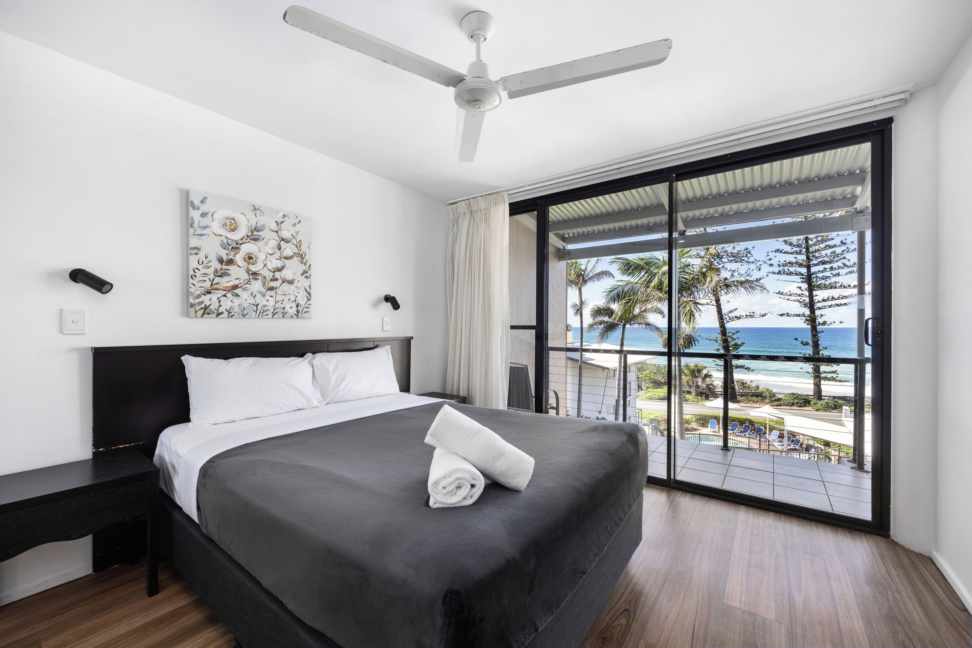 Appartamento, 1 camera da letto, vista oceano | Una scrivania, tende oscuranti, insonorizzazione, ferro/asse da stiro