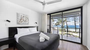 Appartamento, 1 camera da letto, vista oceano | Una scrivania, tende oscuranti, insonorizzazione, ferro/asse da stiro