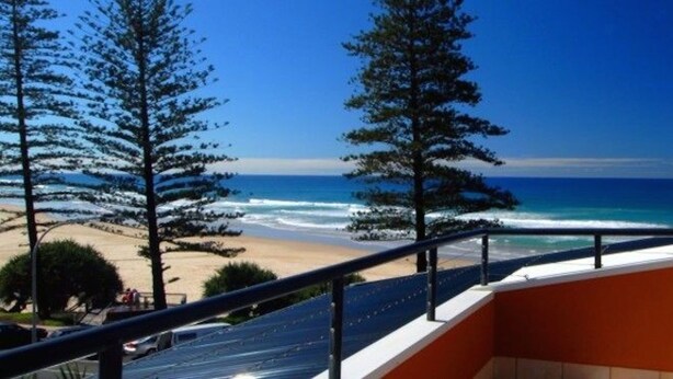 A balcony with a view of a beach and ocean. - Beach Retreat Coolum (Coolum Beach)