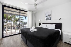 Desk, blackout drapes, soundproofing, iron/ironing board - Beach Retreat Coolum (Coolum Beach)