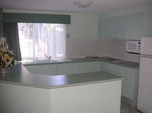Executive Room, Kitchenette (Executive Suite) | Private kitchen | Fridge, microwave, coffee/tea maker, electric kettle