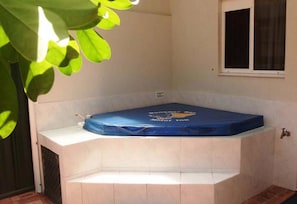 Combined shower/tub, hair dryer, towels