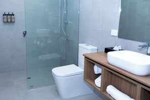 Een douche, gratis toiletartikelen, een haardroger, handdoeken