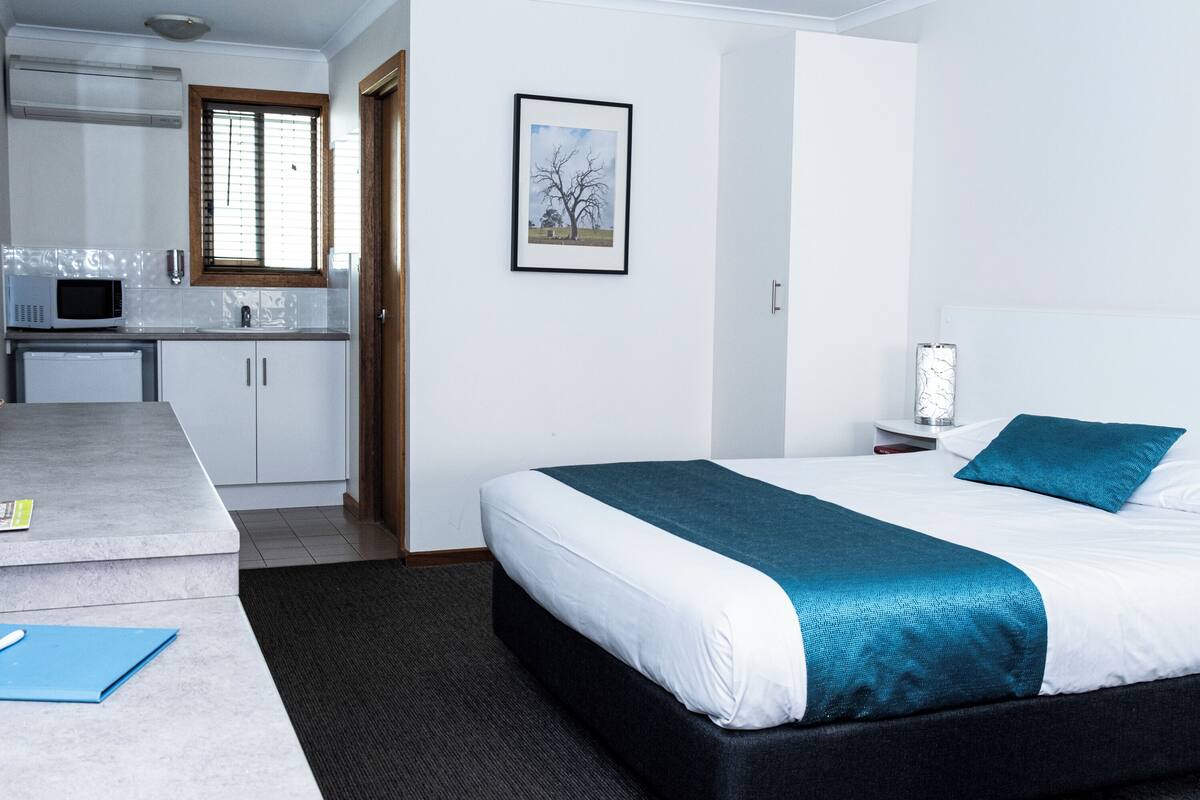 Quarto luxo | Ferros/tábuas de passar roupa, Wi-Fi de cortesia, roupa de cama