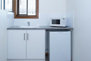 Tabla de planchar con plancha, wifi gratis y ropa de cama