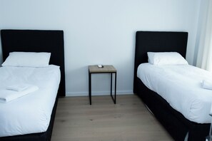 Tabla de planchar con plancha, wifi gratis y ropa de cama