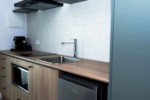 Superior-Studio | Eigene Küche | Kühlschrank, Mikrowelle, Wasserkocher mit Kaffee-/Teezubehör