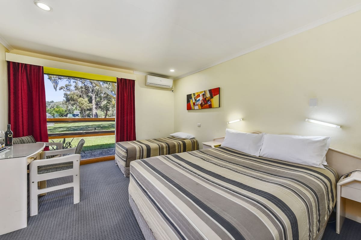 Twin Room | Minibar, desk, free WiFi, bed sheets